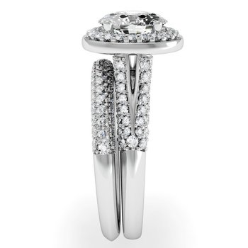 Oval Diamond Halo Engagemant Ring with Matching Wedding Band